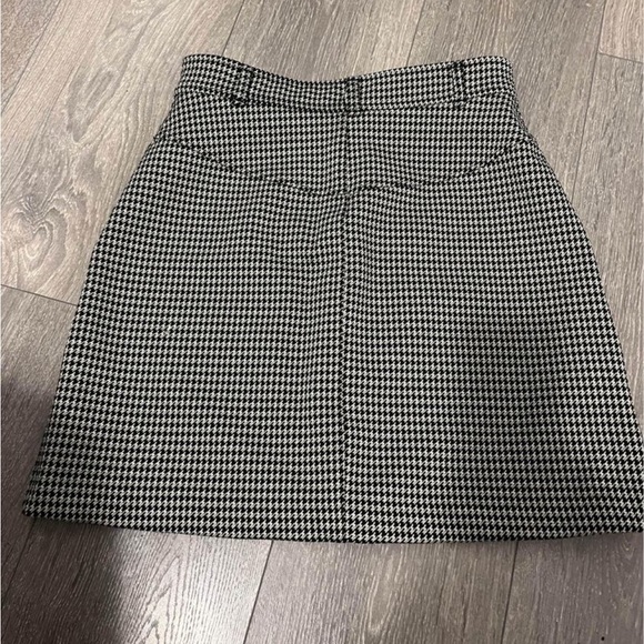 Beautiful Skirt - size 6 - Picture 2 of 7